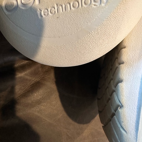 OOFOS - Picture 8 of 12